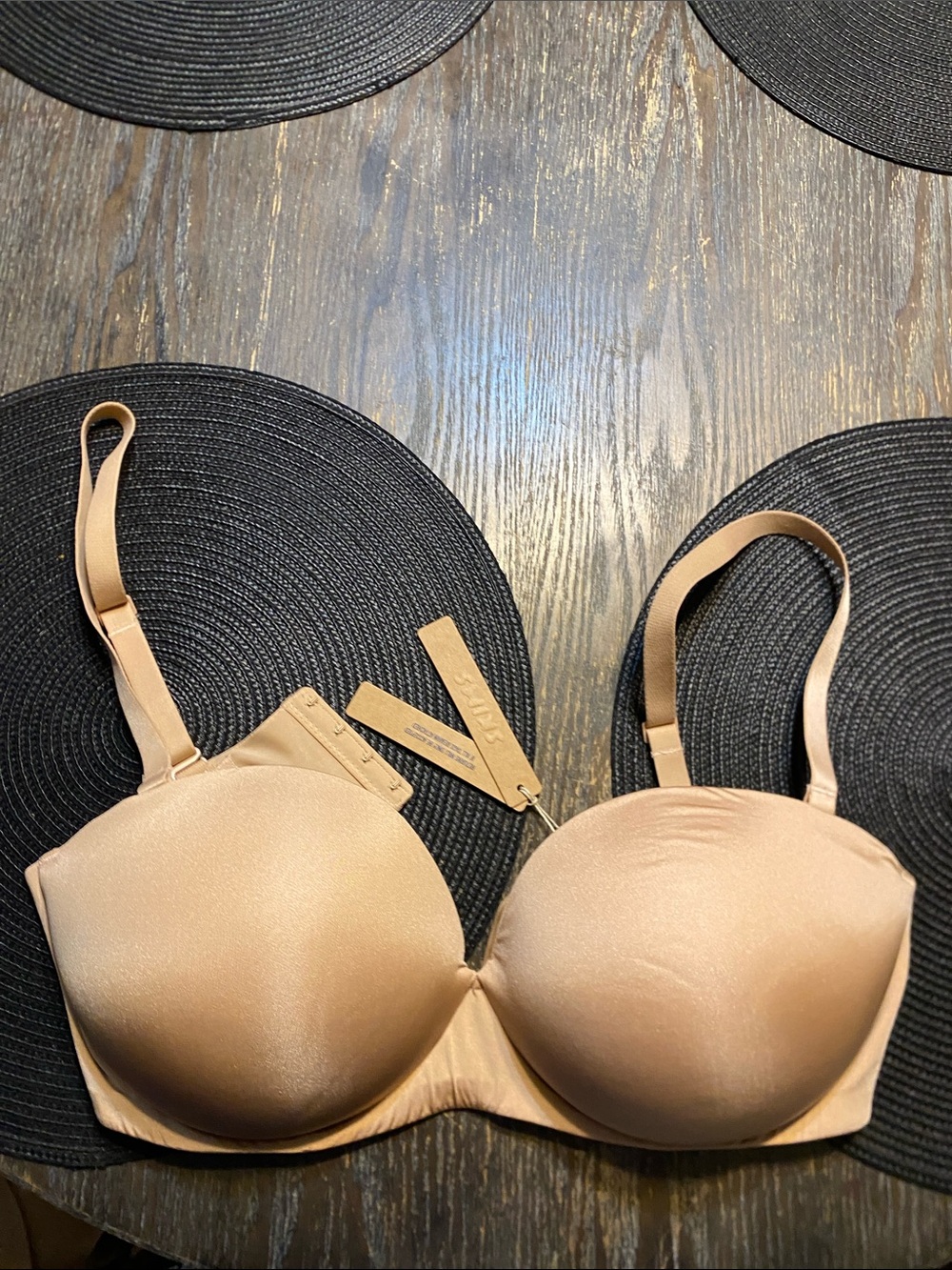SKIMS ultimate push up strapless clay 38D Bra NWT creases in pad